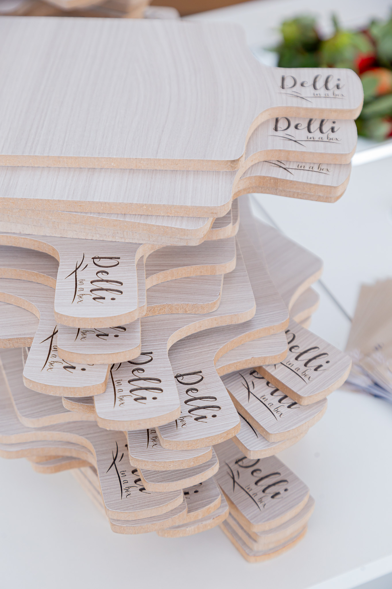 Tabuinhas de madeira com a marca Delli in a box, usadas para servir cada tábua