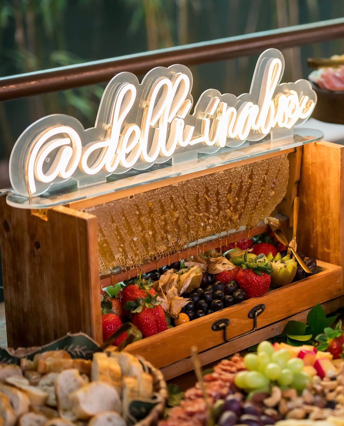 Caixa de frutas com favo de mel e neon Delli in a box em evento